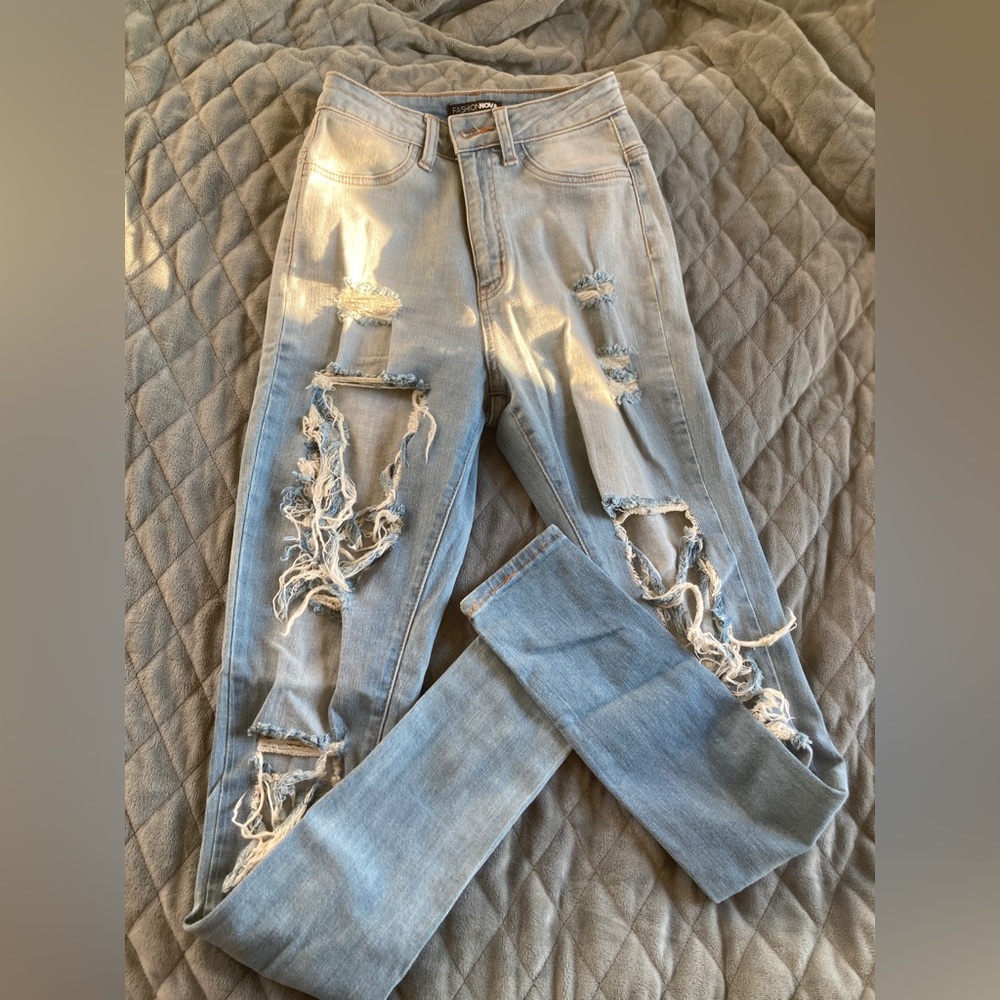New fashion nova jeans size 3/26 fits a small.